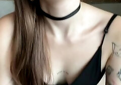 Wench shows her booty????