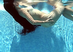 Bootylicious babe Andriena De Luxe shows striptease under the water