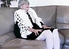 An old mommy with shaved pussy fucks with a younger lover