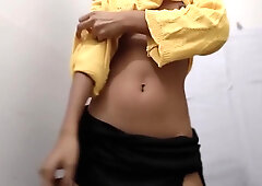 Indian Sexy Bhabhi Apni Chuchiyon Se Khelte Hue