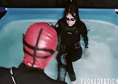 Mia Closeup Apneas Pool Cold Black Neoprene Skinny