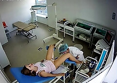 Amateur milf getting her pussy examined on hidden cam