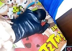 Follando una chica blanca con una chaqueta de cuero al estilo perrito, recibe corrida en la espalda