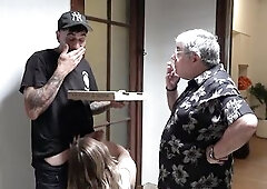 el corneta de mi marido no puede ver como le soy infiel con el pizzero