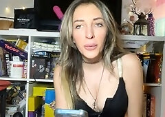 Blonde cougar Stefyhilton86 shows off her mature charms