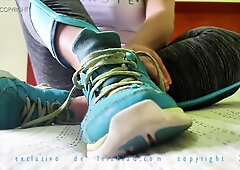 Feet smelling, yelahiag