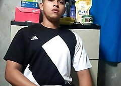 Joven latino rico se masturba en su habitación