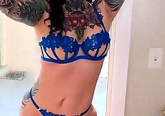 Brunette amateur webcam babe pleases pussy