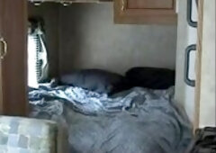 Exhibition web d un threesome older en direct du camping car