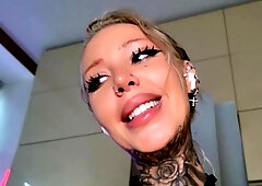 Blonde babe with a big ass and boobs masturbates