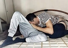 MI COMPAÑERO DE PISO ME HACE COSQUILLAS Y LUEGO..