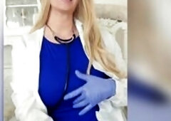 Skolläkaren lär klassens pojkar om kvinnokroppen och fittan