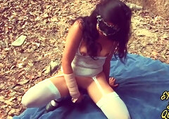 Emily Sex Queen se masturba en el bosque y tiene un squirt al aire libre - Public masturbation