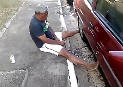 Pinguco mijando na calcada do bar 5