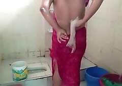 Bhabhi changes her outfit in the motel washroom