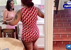 Fóllame lentamente para que mi madrastra no escuche! Divertido trío bi sexual con dos chicas tetonas