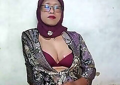 Big Boobies Hijab Shemale Mitha Dildoing Her Asshole