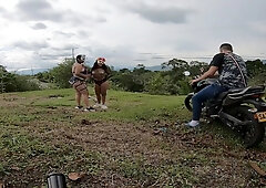 Alex Adams In Trio En Publico Con Un Motociclista En Medellin Colombia