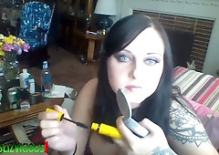 Gothic MILF Liz Vicious flaunts her natural curves in a cozy selfie session