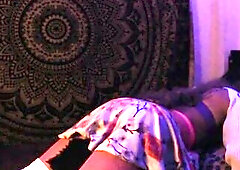 caliente femboy busca complacerse con sus almohadas saltando