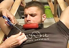 Muscle bodybuilder handjob and cumshot