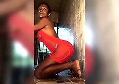 Crazybitch fingers her pussy and anal hole till she cream pie