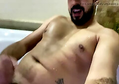 Rodrik in the hot tub with his body all wet playing until he squirts lots of cum, cumshot in the jacuzzi