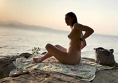 I asked a stranger to put me some sunscreen on a nudist beach