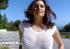 Culioneros - Sensual Jane flaunts her super-sexy natural curves in risky outdoor activity