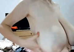 Biggest saggy titties hotty is in front of the livecam showing and pulling her pink niples