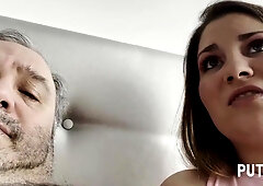 La dulce Aria se folla hata que Torbe se corre - Aria loves old cock