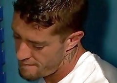 Watch muscley hunk use gloryhole