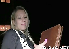 Babe Offers Her Wet Beaver