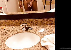 fat booty cumming on mirror