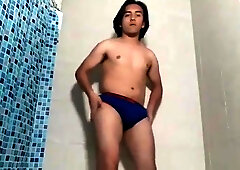 Este twink se mete salchichas por el culo y se masturba hasta venirse