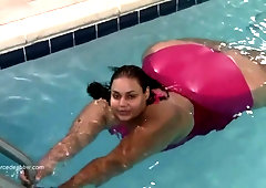 Amateur black bitch swimming in the pool and posing