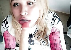 spidergwen se la mommy a peter parker y le llena la boca de leche