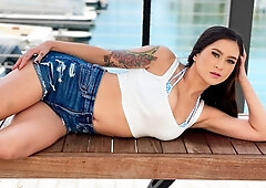 Impressive brunette Jasmine Wilde gets her mouth fucked