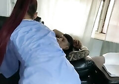 1 parte La hermanastra es follada por la gran polla de su hermano mayor en el ba