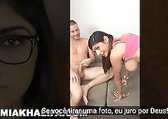 Mia Khalifa's tight ass gets stretched with a huge rod in tentando inserir um objeto de goma no meu cabe