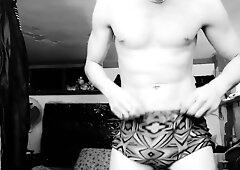 Pajin jest w swojej sypialni, popisując się kulkami z Pornography Hub