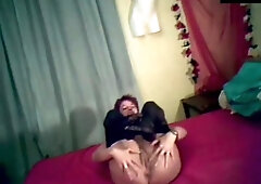 Deutscher Amateur-Footjob in Nylons mit unordentlichem Ende