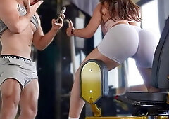 Gym Photographer Picks Up Fit Girl  from Workout to Creampie