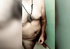 Se van de la casa y aprovecho a masturbarme en el baño