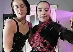 Latex Fisten auf dem Boomer mit Miss Medea