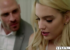 Kenna James doesn't believe her eyes when seeing Johnny Sins in her pussy