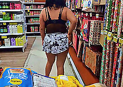 Venezuelan hotwife flashing her big booty in a supermarket in Medellin, Colombia (Cuckold filming)