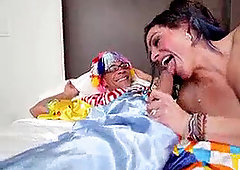 Lady-man luvs some messy toying