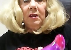 Davina showing how she sucks cock