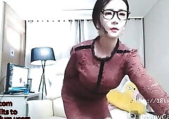 Korean busty camgirl shows her sexy body